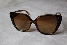 Load image into Gallery viewer, Evelyn Classic Sunglasses
